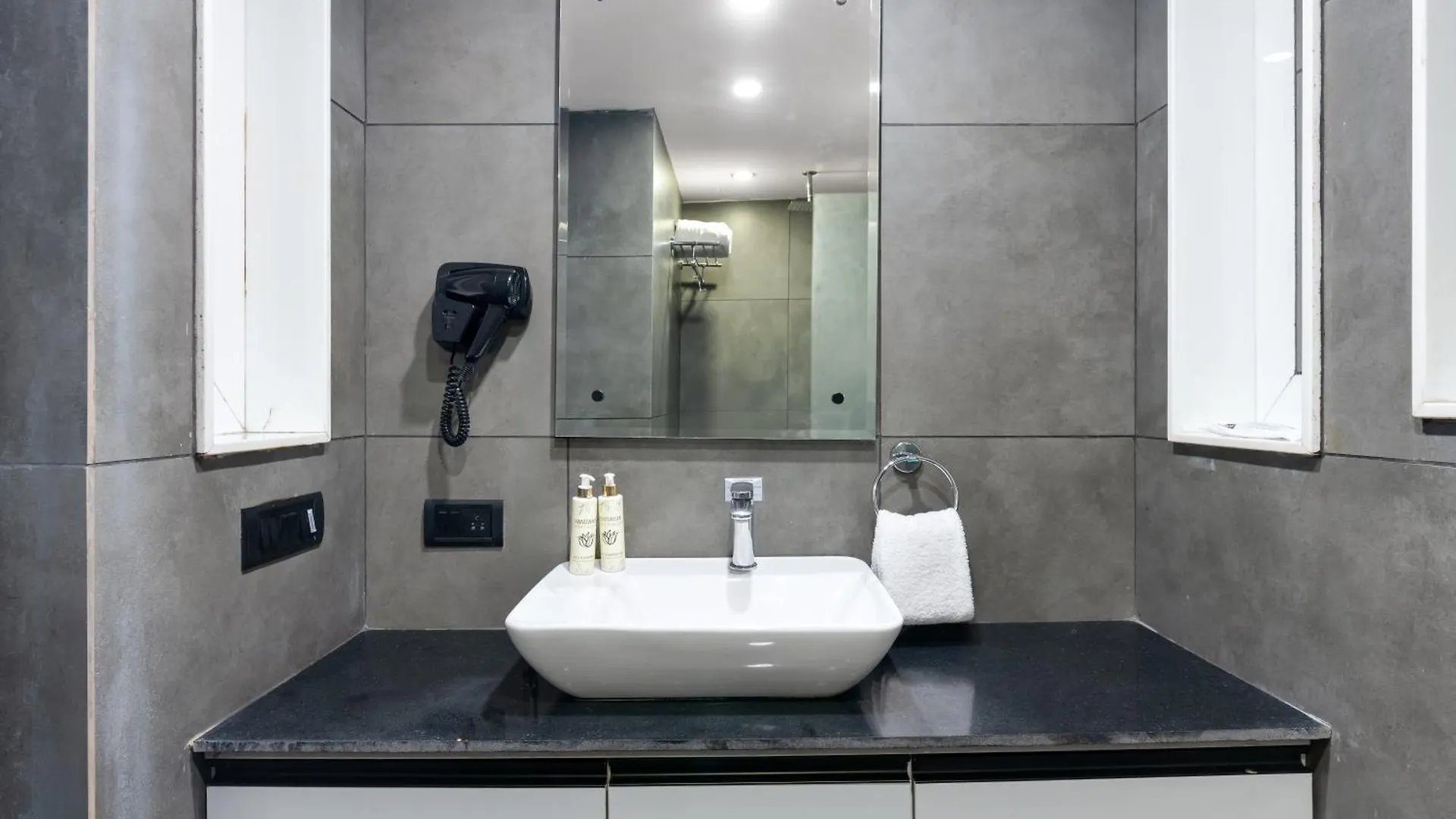 Bedchambers Luxurious Serviced Apartment In غورغاون